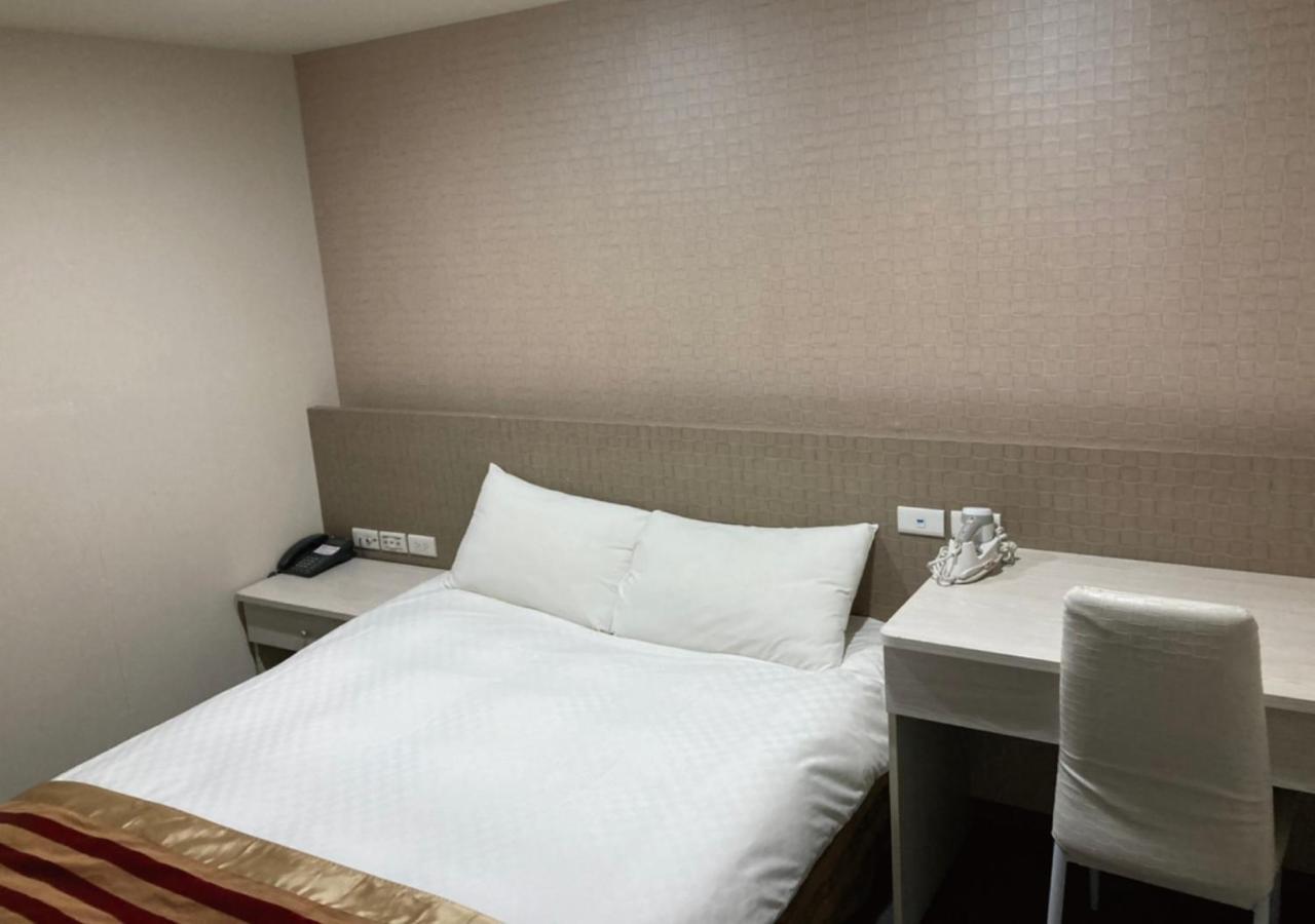 Shun-Yi Business Hotel Kota Chiayi Bagian luar foto