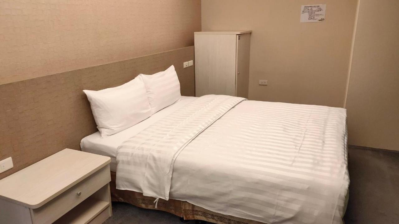 Shun-Yi Business Hotel Kota Chiayi Bagian luar foto