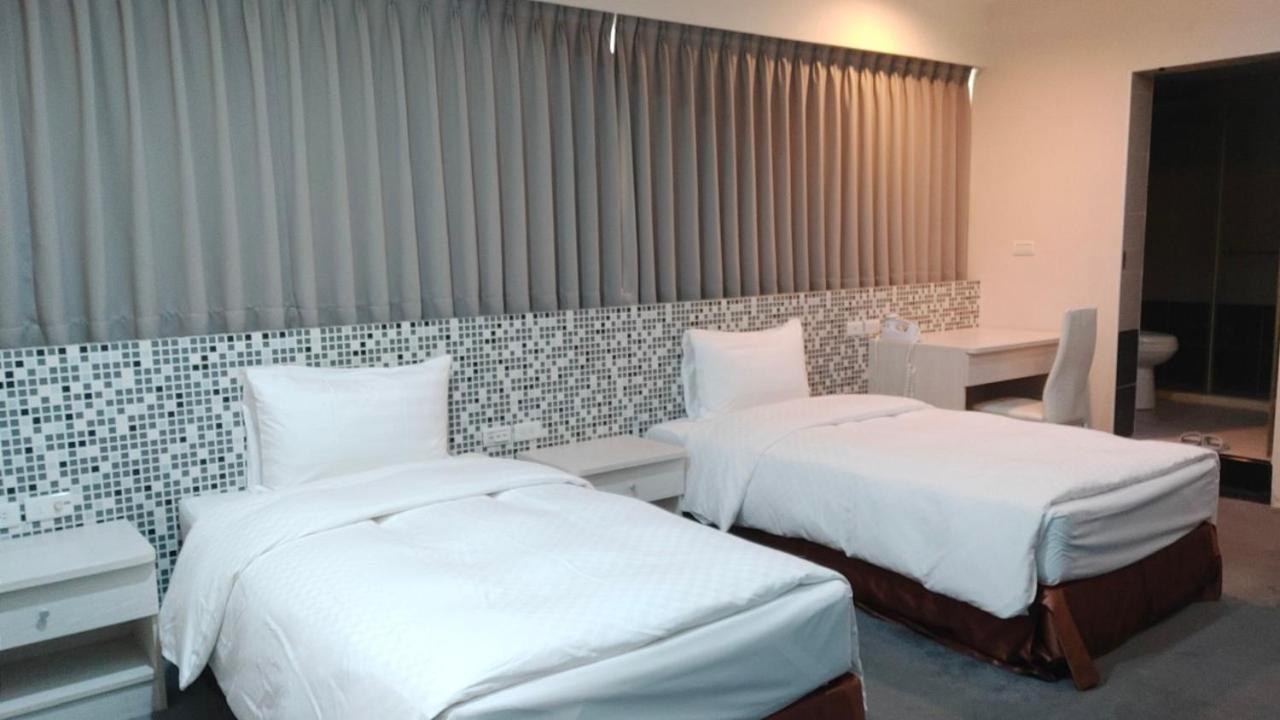 Shun-Yi Business Hotel Kota Chiayi Bagian luar foto